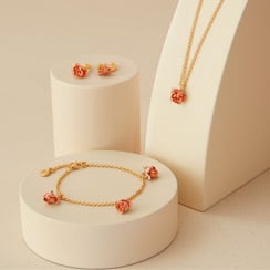 A matching jewellery set consisting of a bracelt, a necklace and earrings with rose buds pendants.